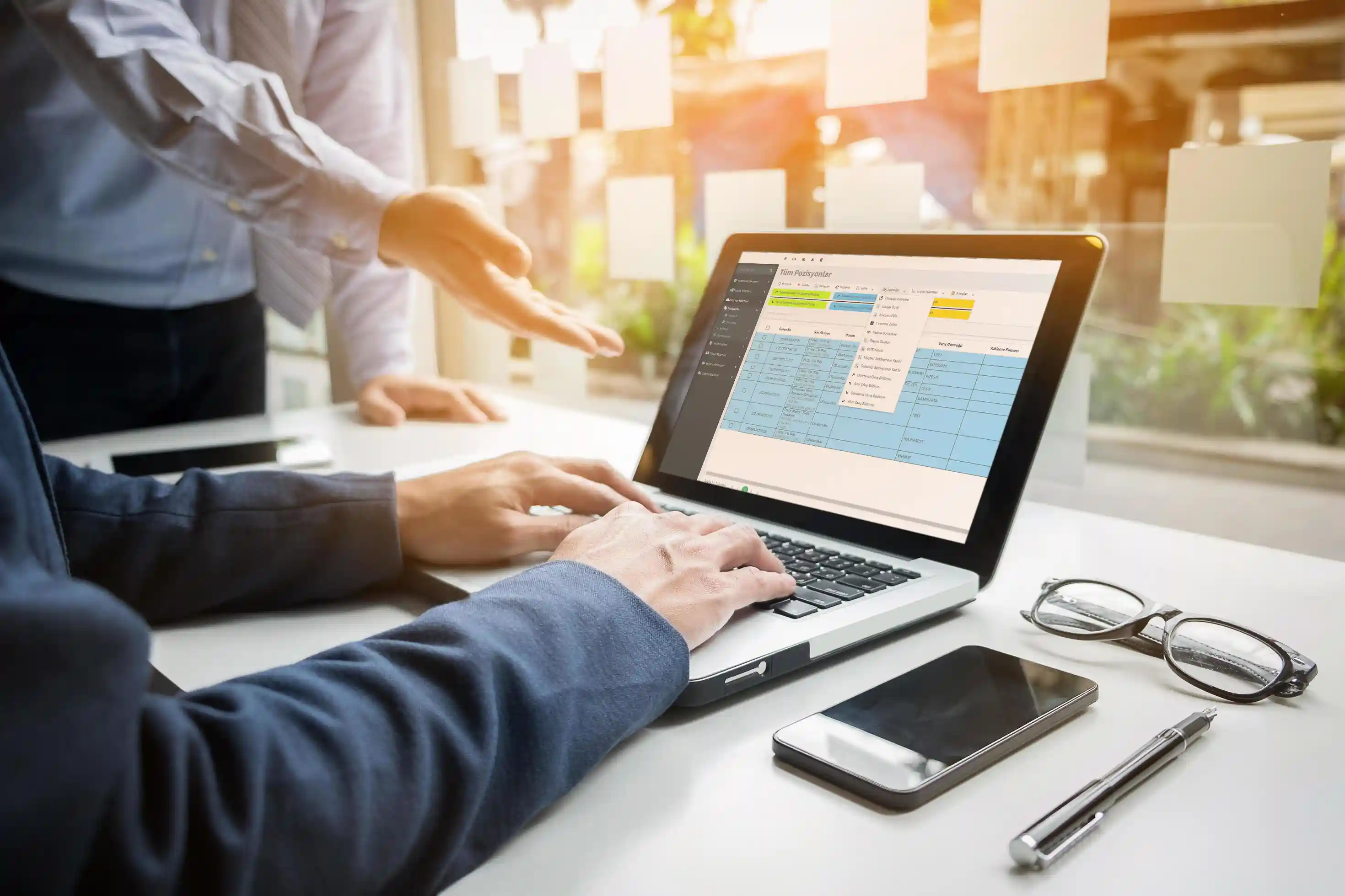 LYS lojistik yönetim yazılımı ile operasyon takibi yapan çalışan