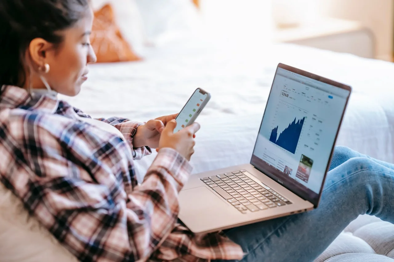 Bir Kadın Telefonda Online E-Ticaret Yönetimi Yapıyor