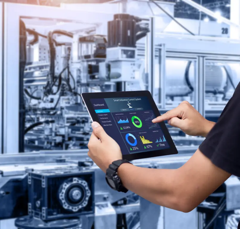 Elektronik ve Elektrikli Ekipman Yazılımı ile üretim sürecini tabletten kontrol eden çalışan