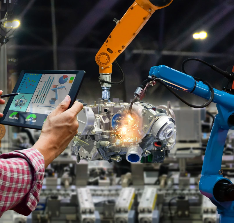 Tablet ekranında Makine İmalatı ve Parça Üretimi Yazılımını kullanan çalışan